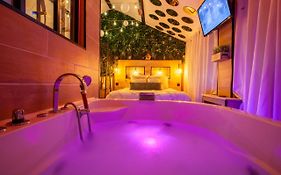 Love Room Romantique Les Petits Plaisirs Bed And Breakfast